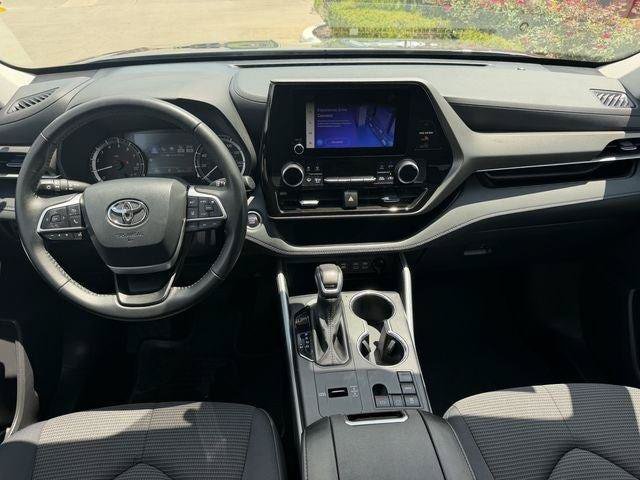 Certified 2025 Toyota Highlander LE FWD image 9