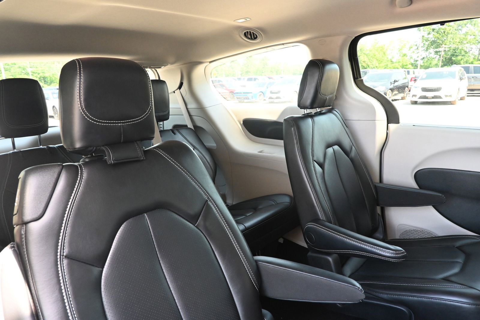 Used 2023 Chrysler Pacifica Touring-L FWD image 33