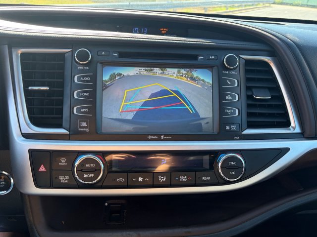 Used 2014 Toyota Highlander Limited w/ Driver Technology Package AWD/4WD image 29