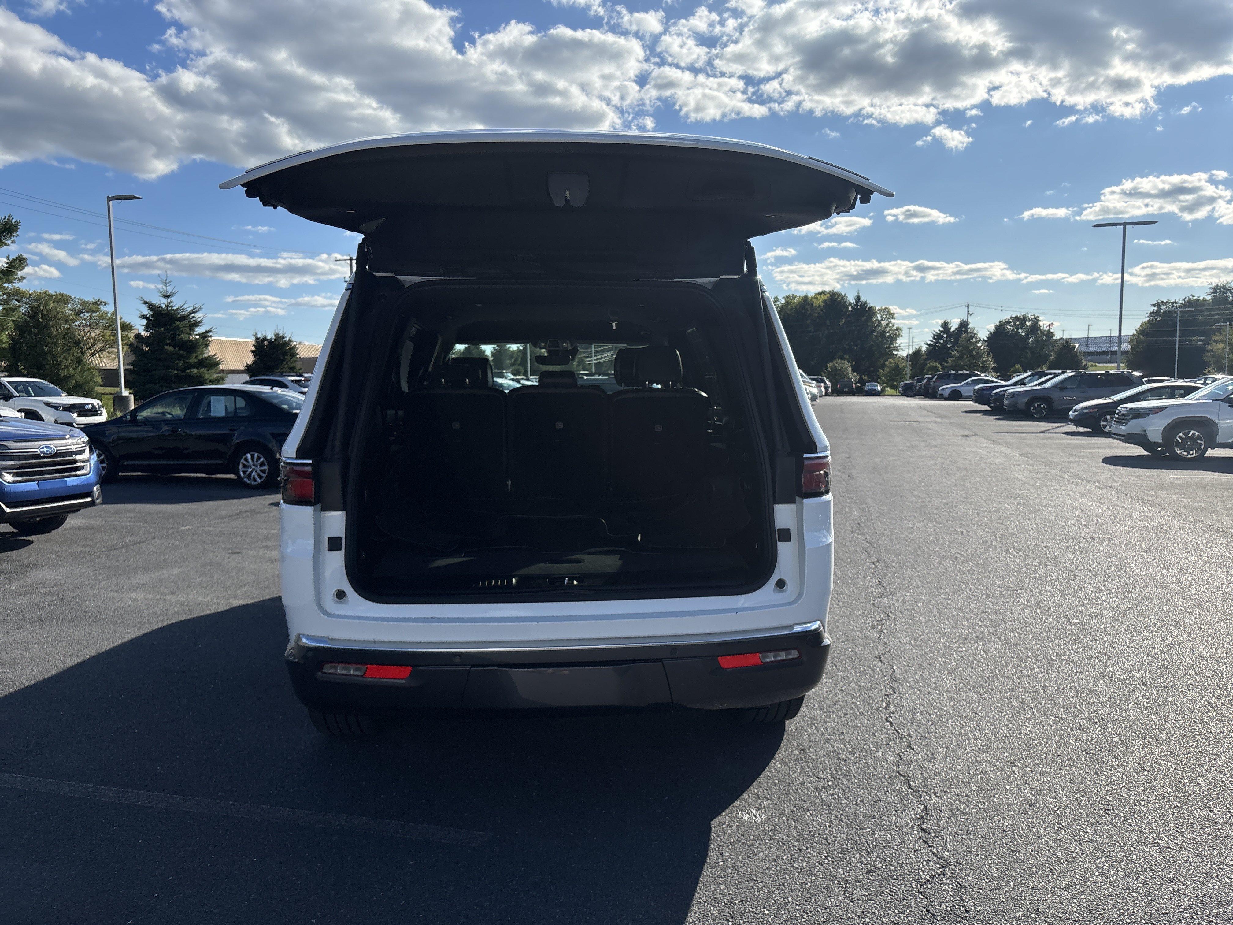 Used 2022 Jeep Wagoneer Series III AWD/4WD image 24