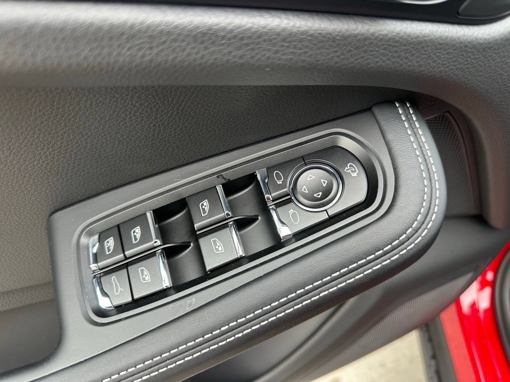 Certified 2026 Porsche Macan Turbo AWD/4WD image 21