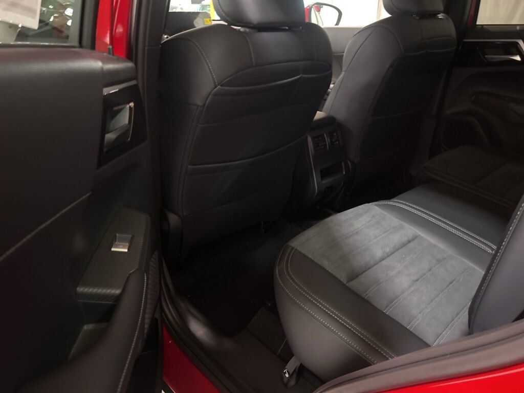 New 2025 Mitsubishi Outlander SE image 21