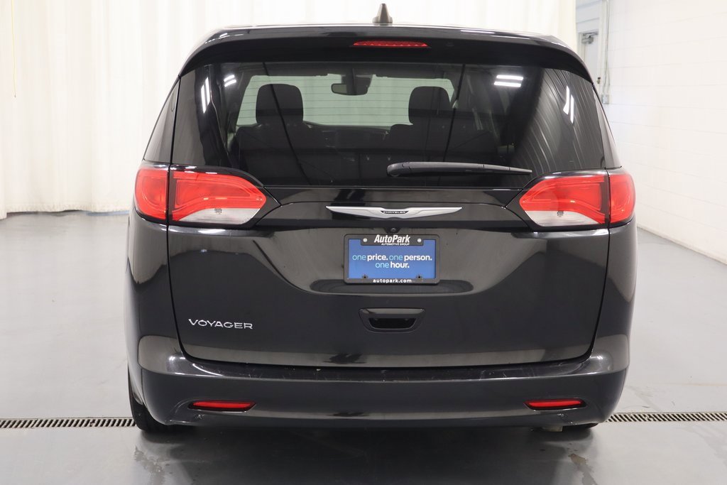 Used 2023 Chrysler Voyager LX image 5
