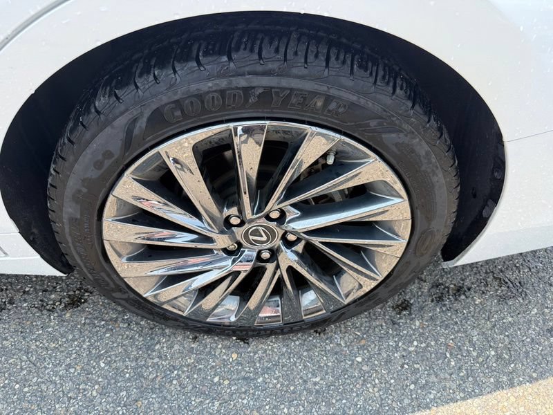 Used 2024 Lexus ES 300h w/ Accessory Package (Z1) FWD image 16