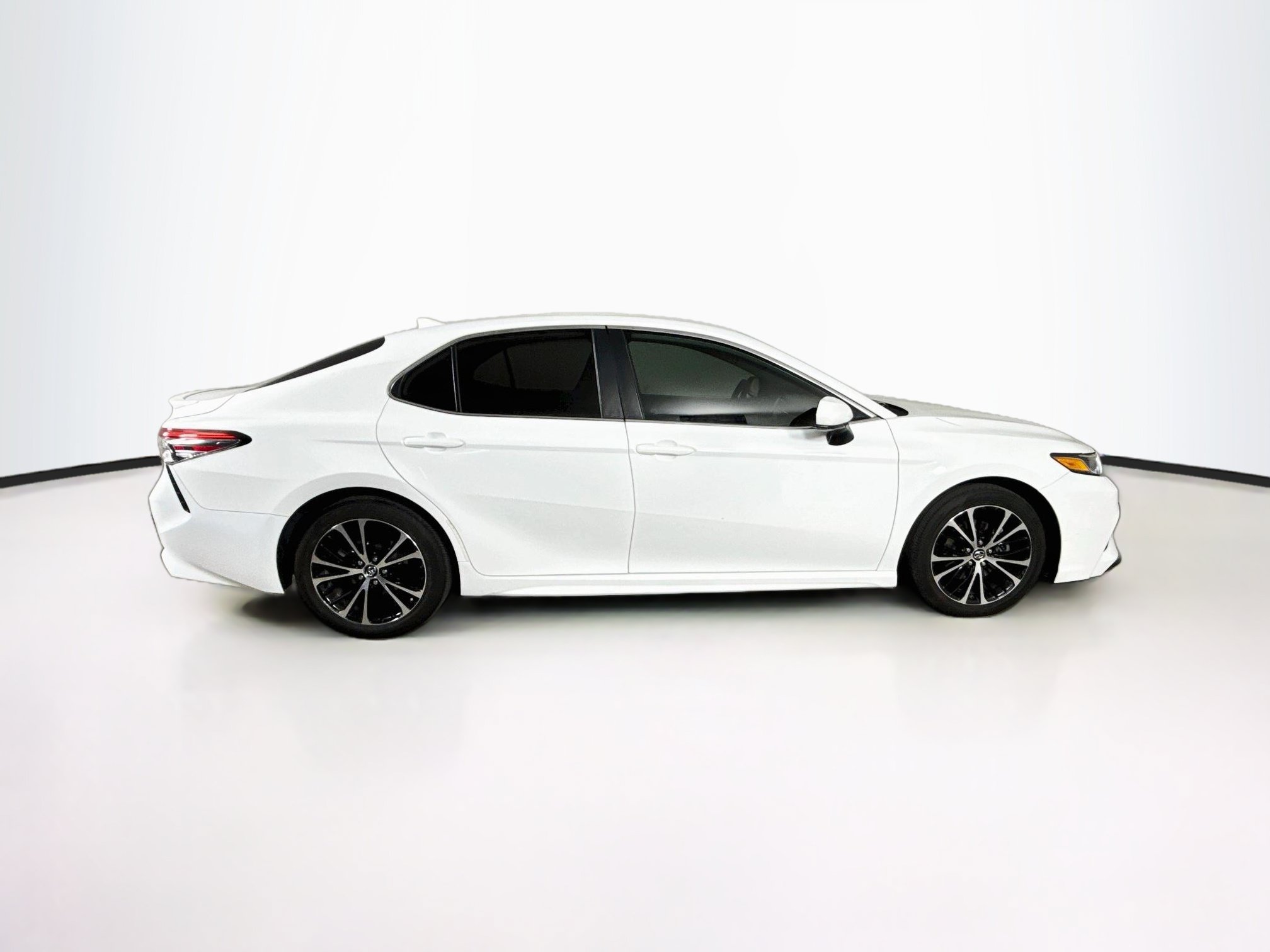 Used 2019 Toyota Camry SE FWD image 2