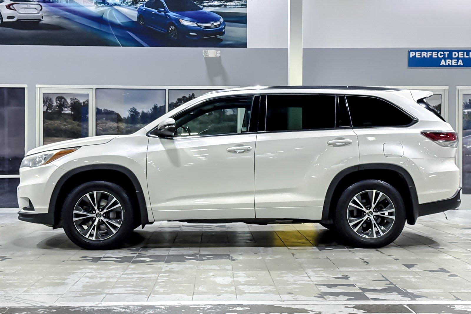 Used 2016 Toyota Highlander XLE AWD/4WD image 2