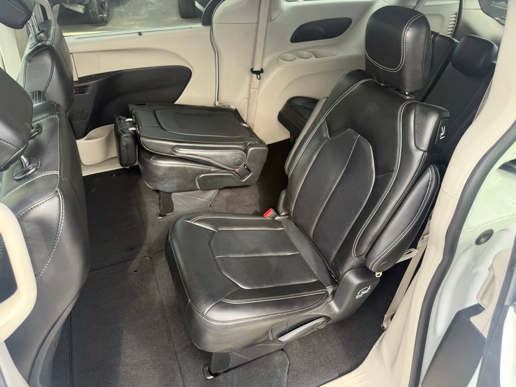 Used 2023 Chrysler Pacifica Touring-L FWD image 34