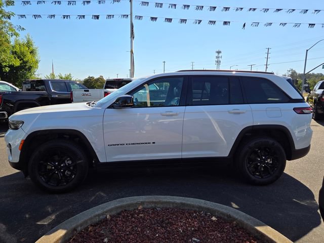 Used 2024 Jeep Grand Cherokee Altitude AWD/4WD image 7