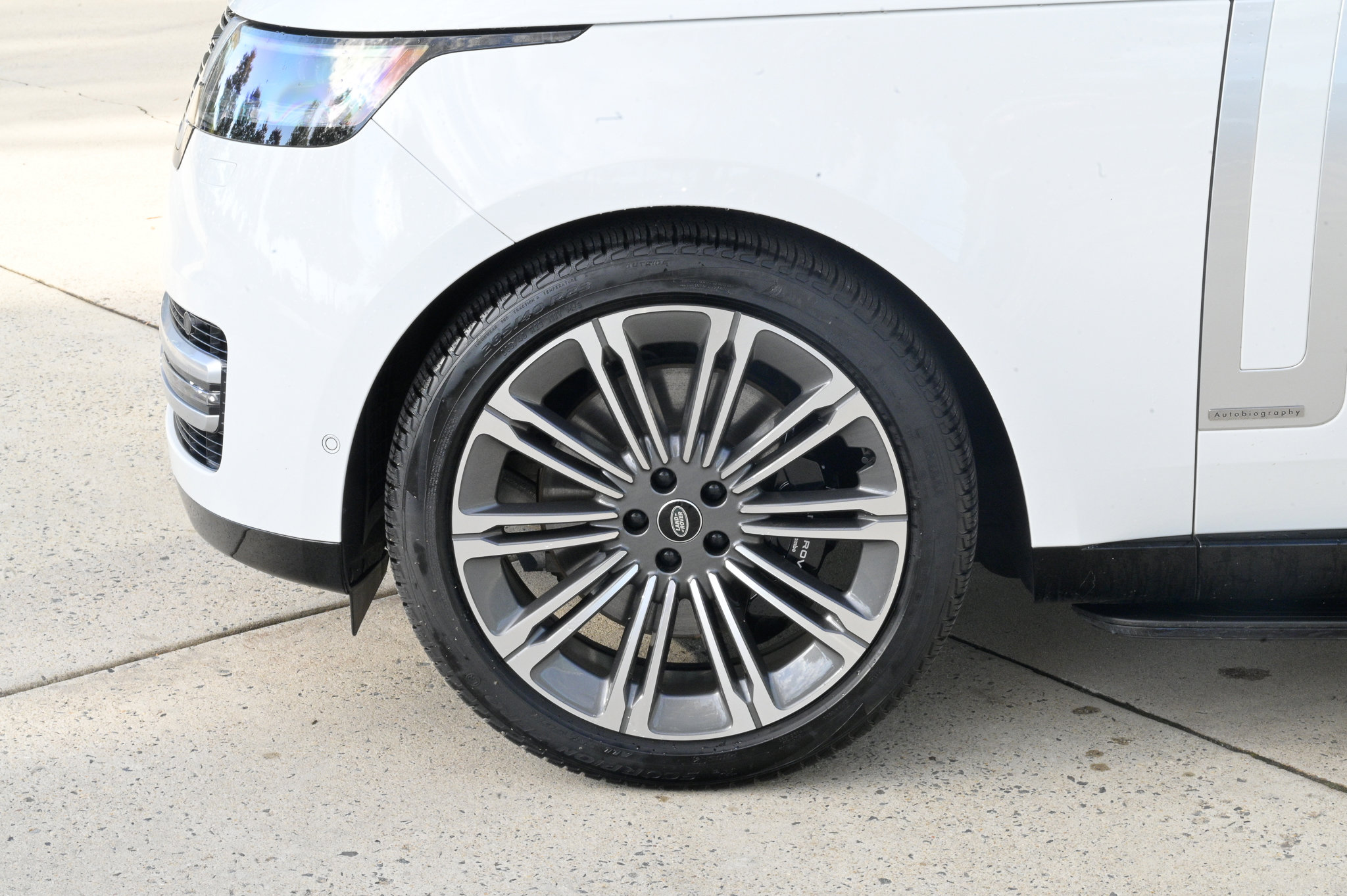 Used 2023 Land Rover Range Rover Autobiography image 9