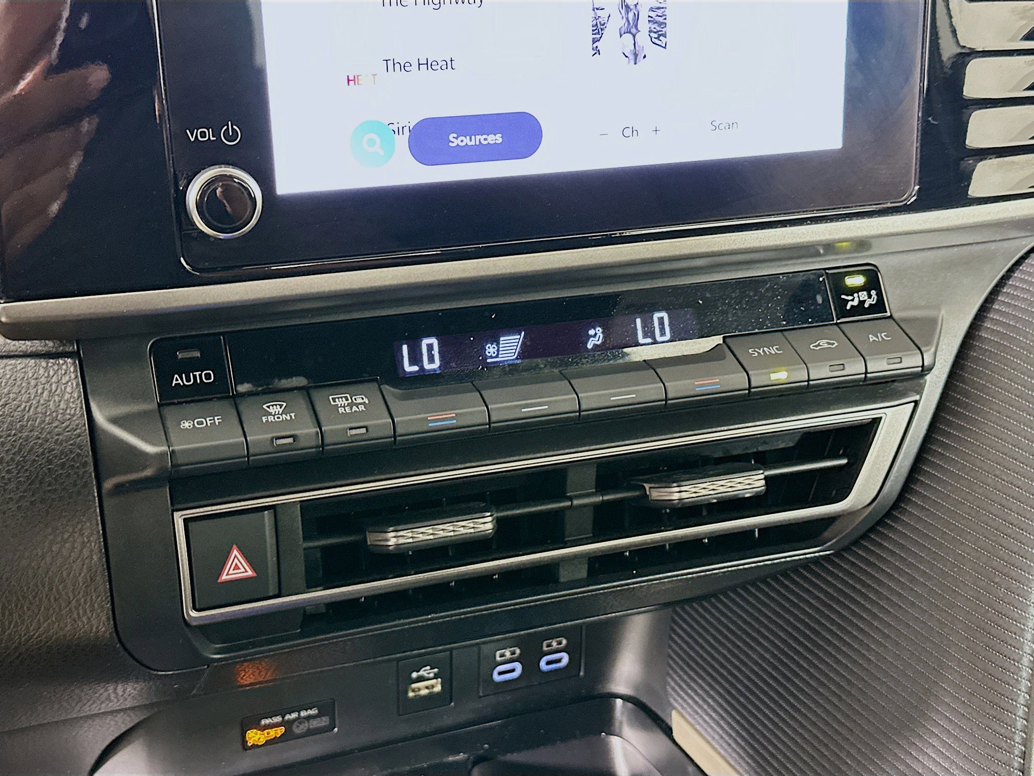 Used 2025 Toyota Camry SE w/ Convenience Package image 23