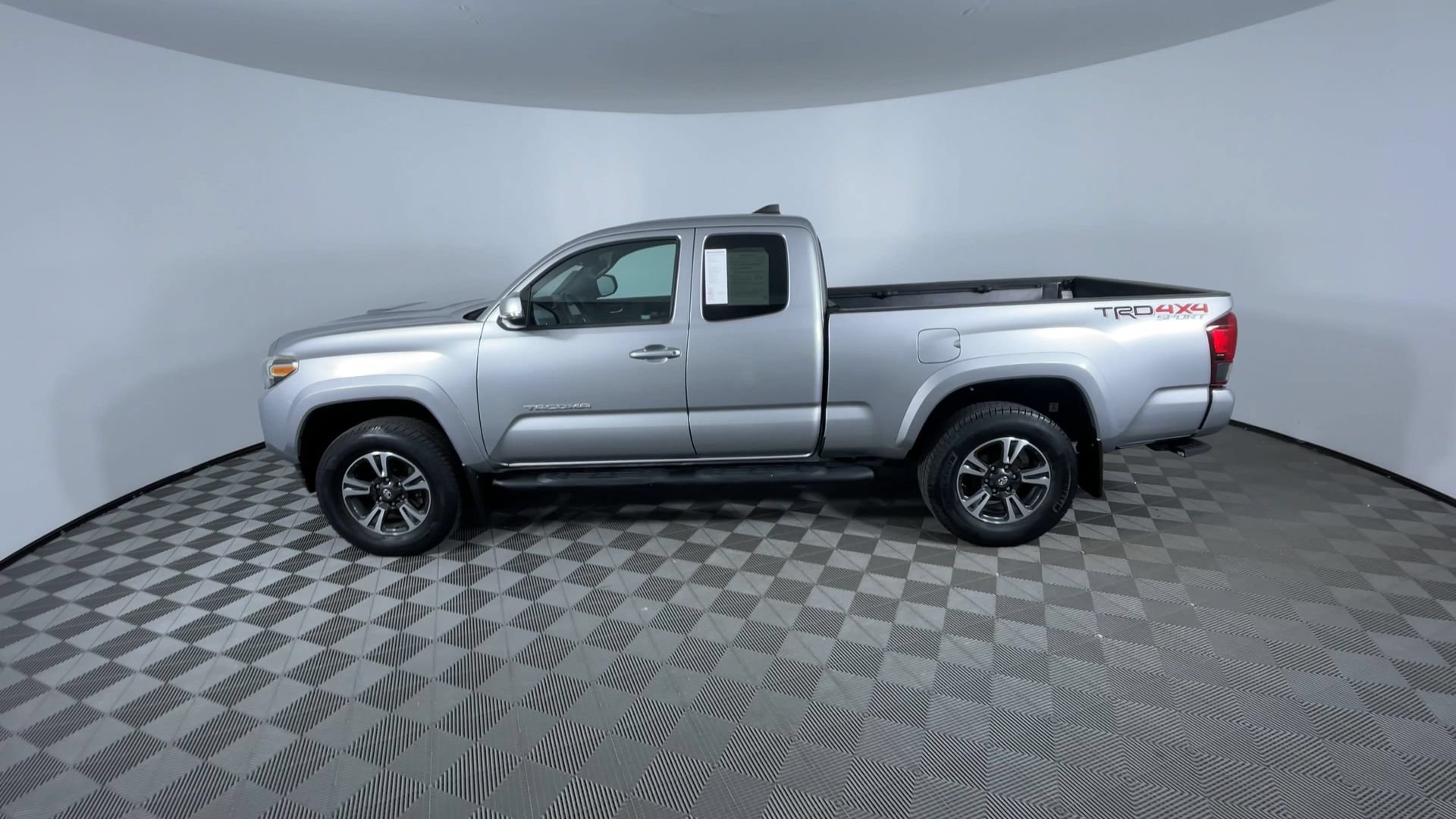 Used 2018 Toyota Tacoma TRD Sport AWD/4WD image 6