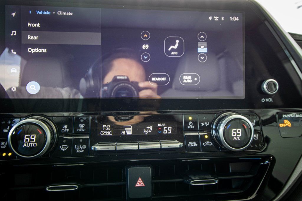 Used 2023 Toyota Highlander Limited image 35