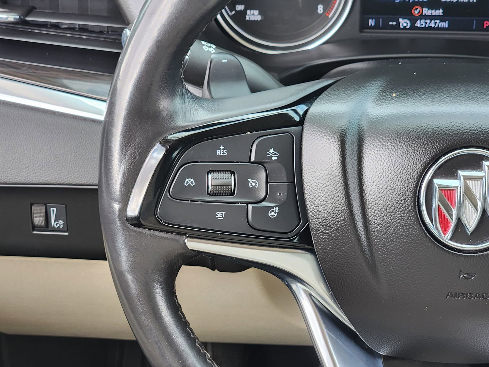 Used 2024 Buick Enclave Essence image 31