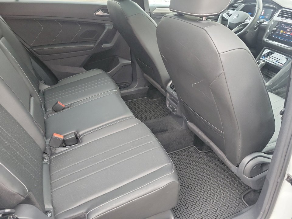 Certified 2023 Volkswagen Tiguan SE R-Line image 33