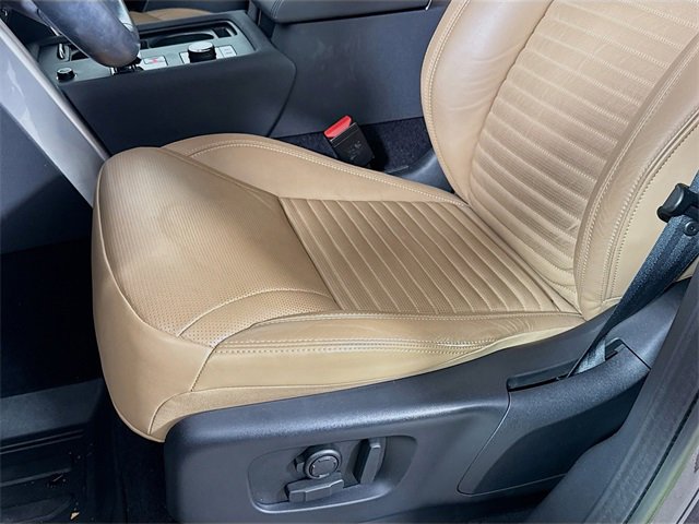 Used 2023 Land Rover Discovery Metropolitan Edition image 22