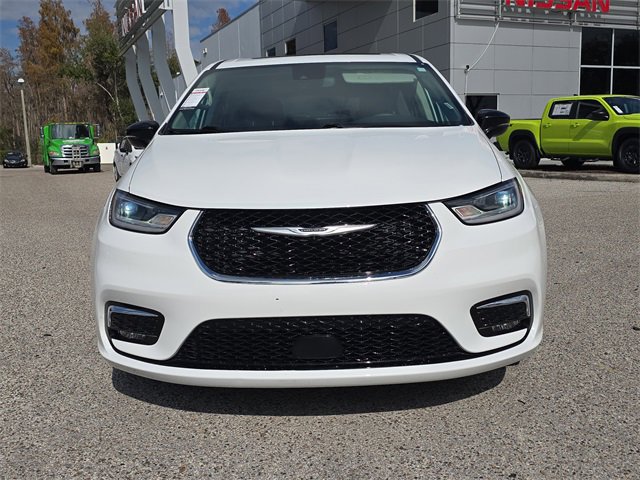 Used 2024 Chrysler Pacifica Limited image 3