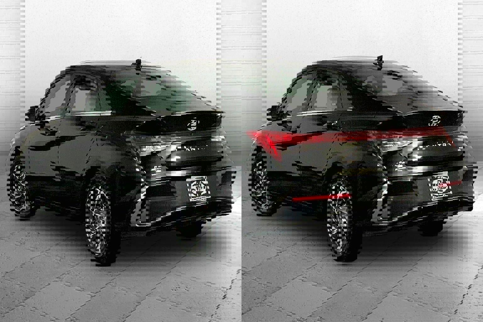 Used 2025 Hyundai Elantra Limited image 11