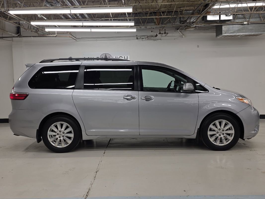 Used 2017 Toyota Sienna XLE Premium image 12
