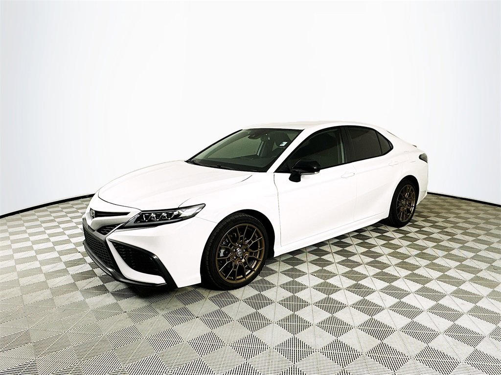 Used 2023 Toyota Camry SE image 3