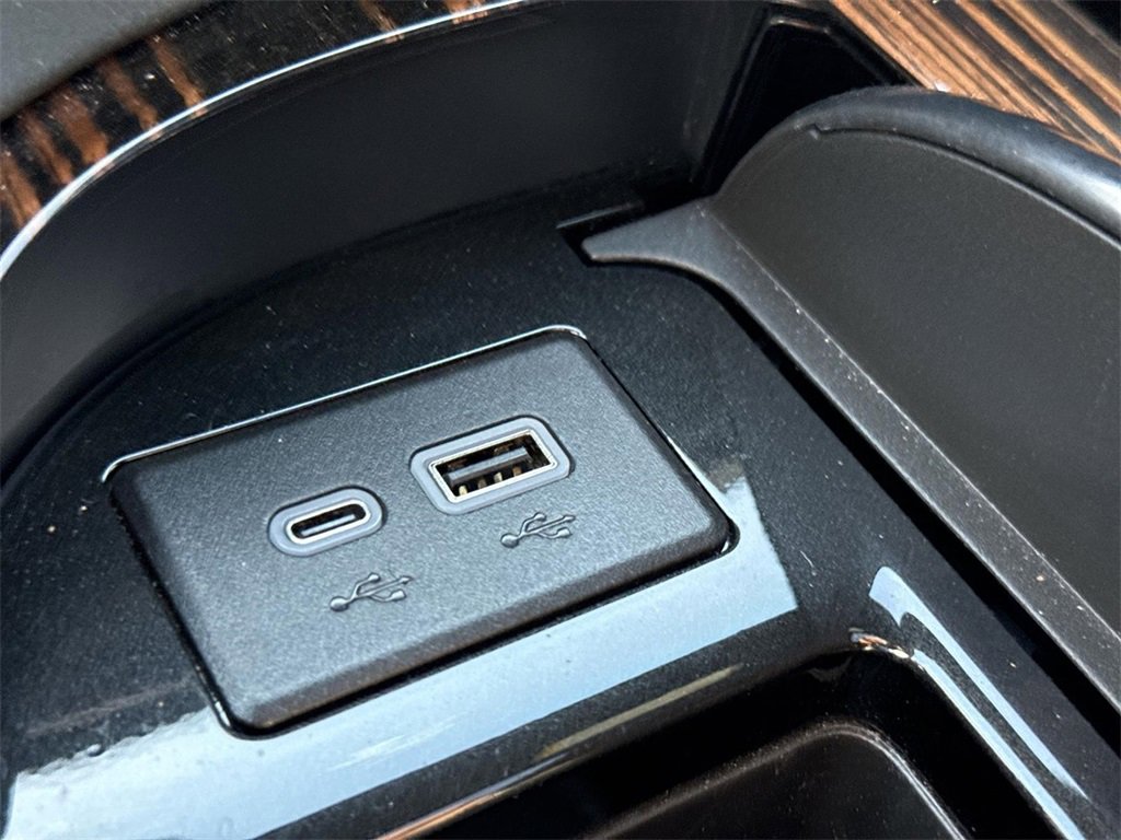 Used 2024 Cadillac Escalade ESV Premium Luxury image 39