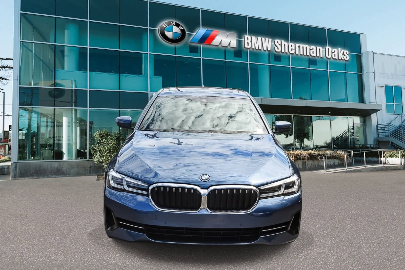 Certified 2023 BMW 530e w/ Convenience Package RWD image 2