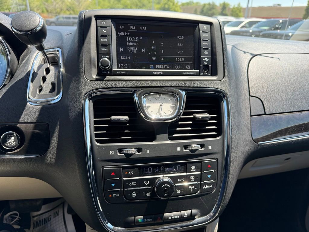 Used 2015 Chrysler Town & Country Touring w/ Driver Convenience Group FWD image 15