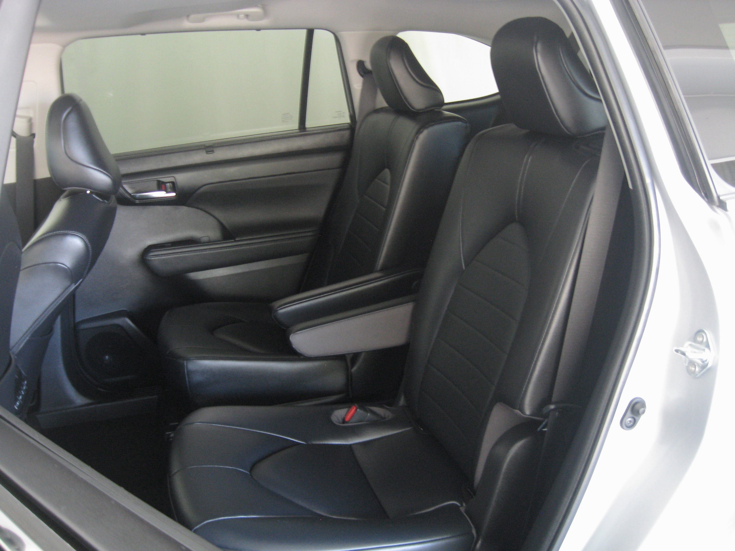 Used 2023 Toyota Highlander XLE image 9