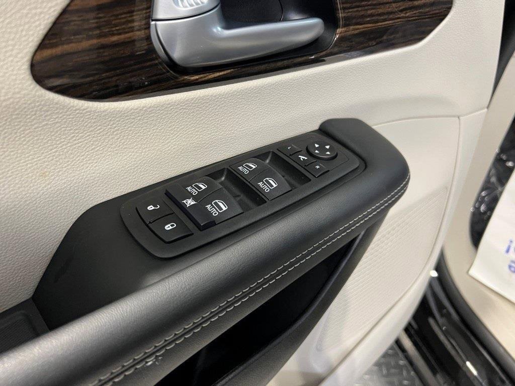 Used 2024 Chrysler Pacifica Limited image 24