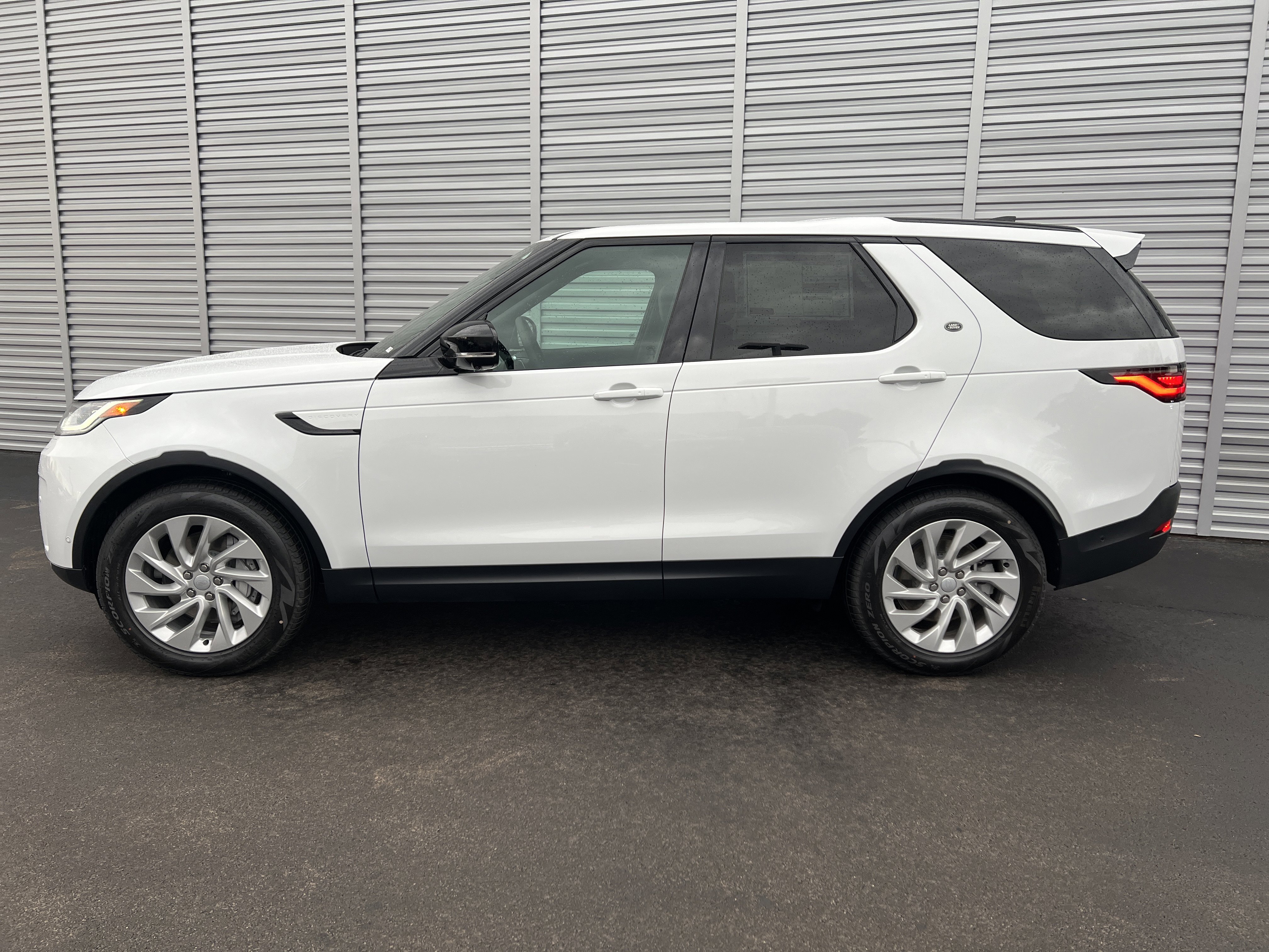 New 2026 Land Rover Discovery S image 2
