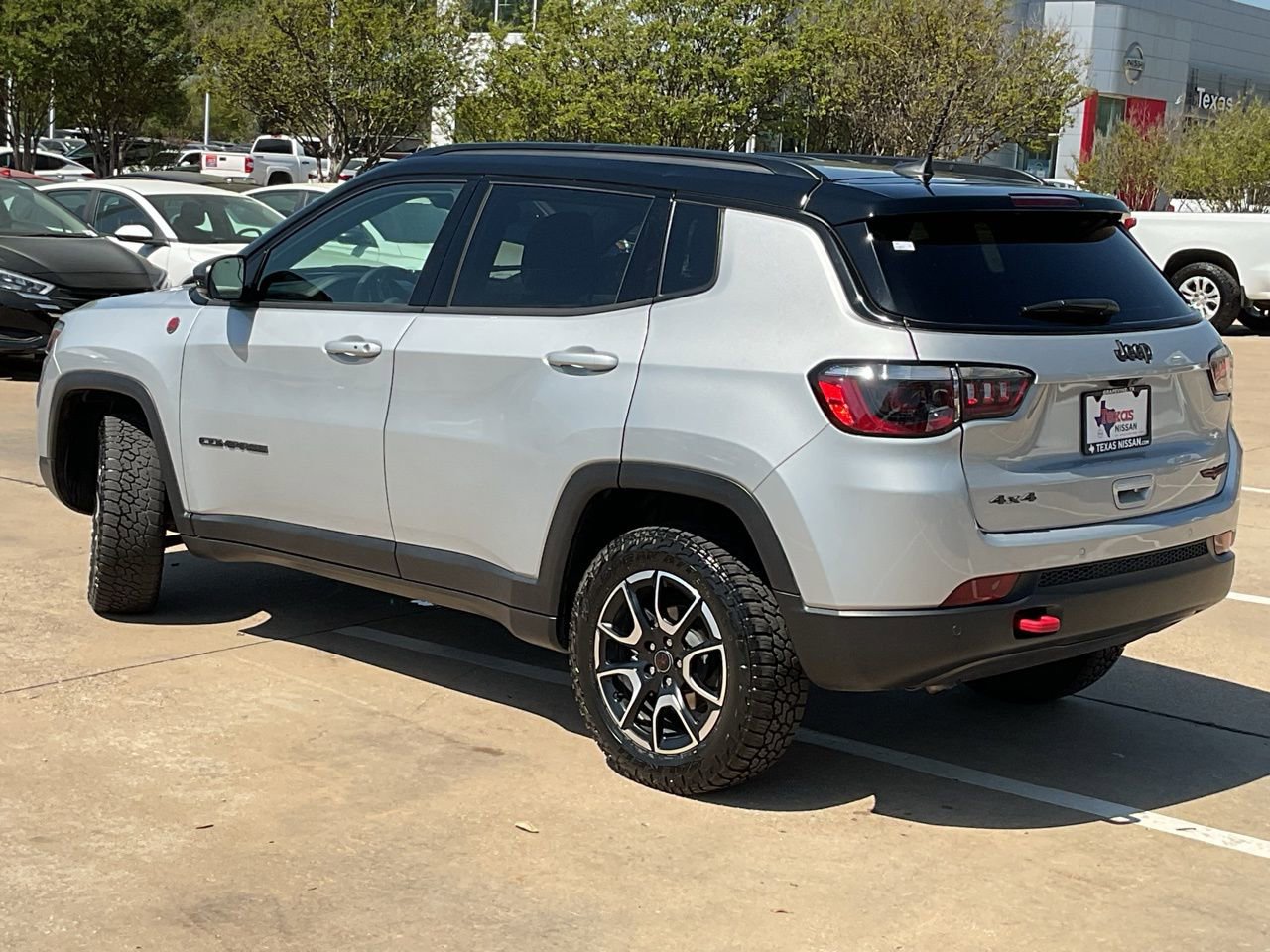 Used 2025 Jeep Compass Trailhawk image 7