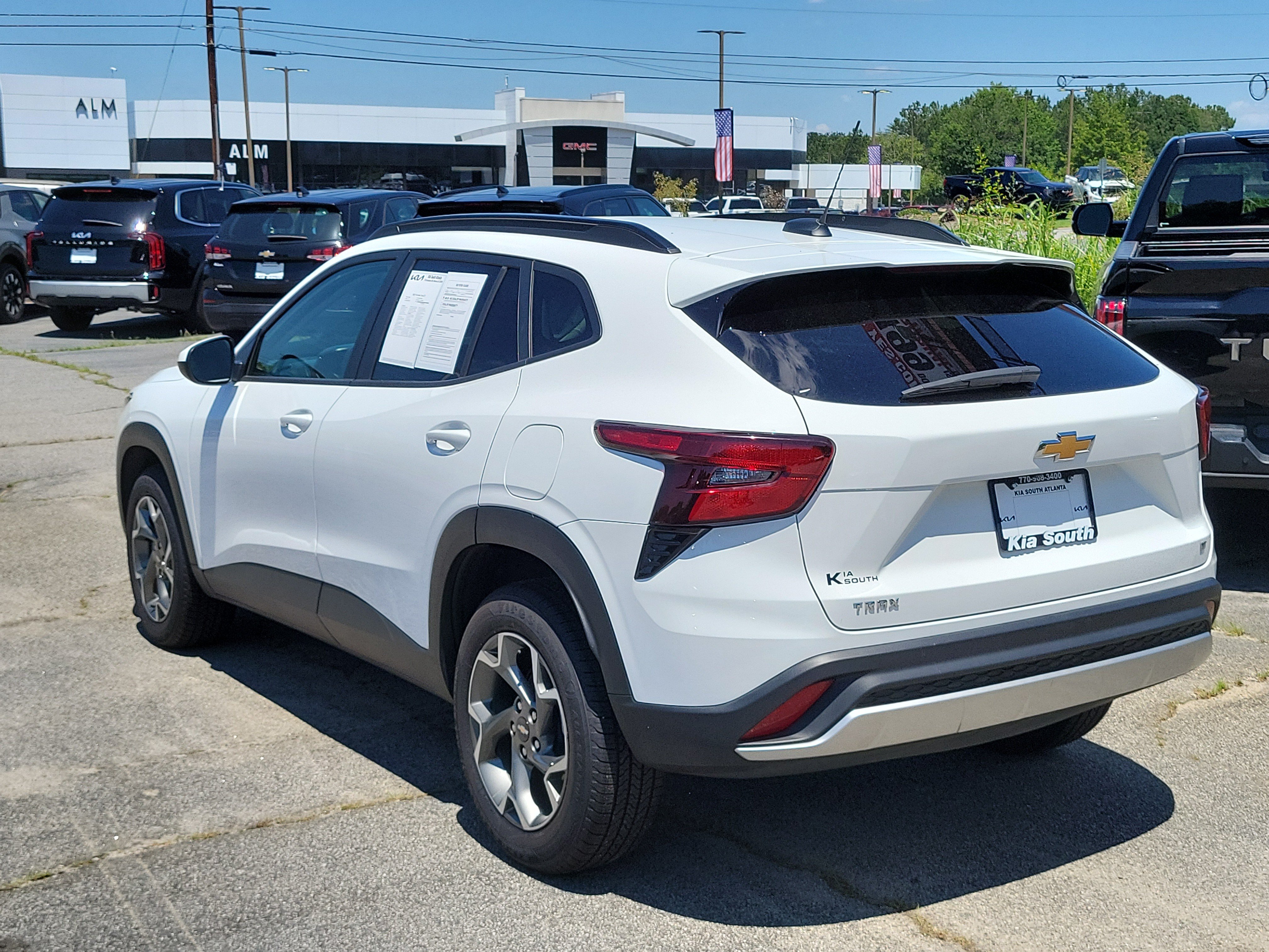 Used 2025 Chevrolet Trax LT FWD image 4