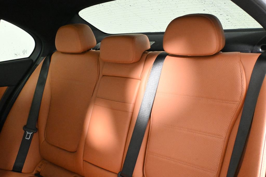 Used 2023 Mercedes-Benz C 300 4MATIC Sedan image 4
