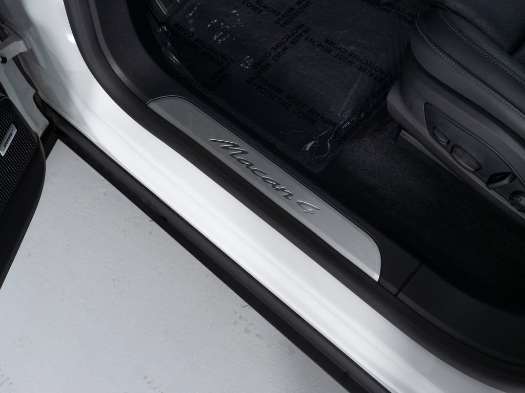Certified 2025 Porsche Macan 4 Electric AWD/4WD image 22