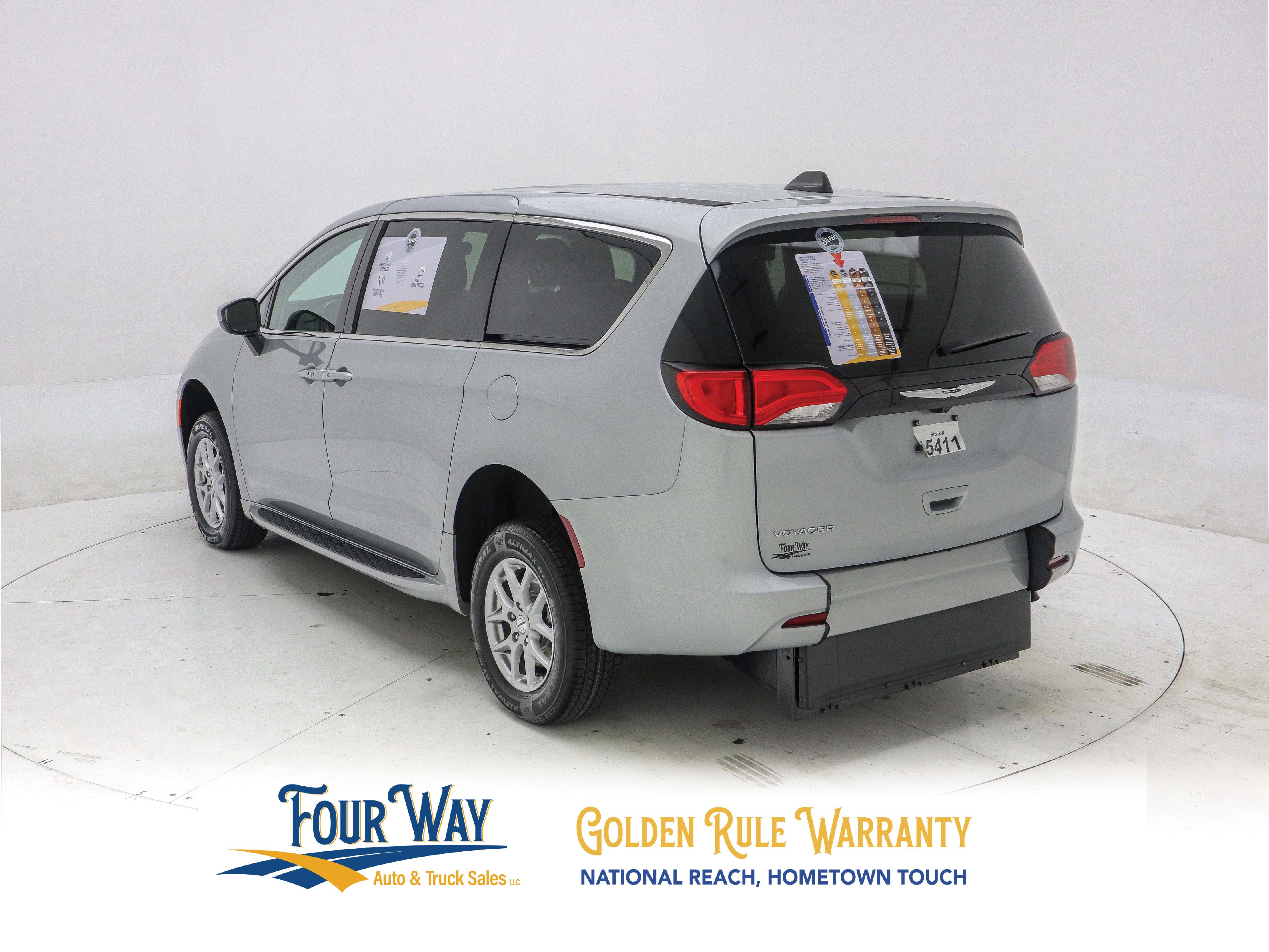 Used 2023 Chrysler Voyager LX image 7