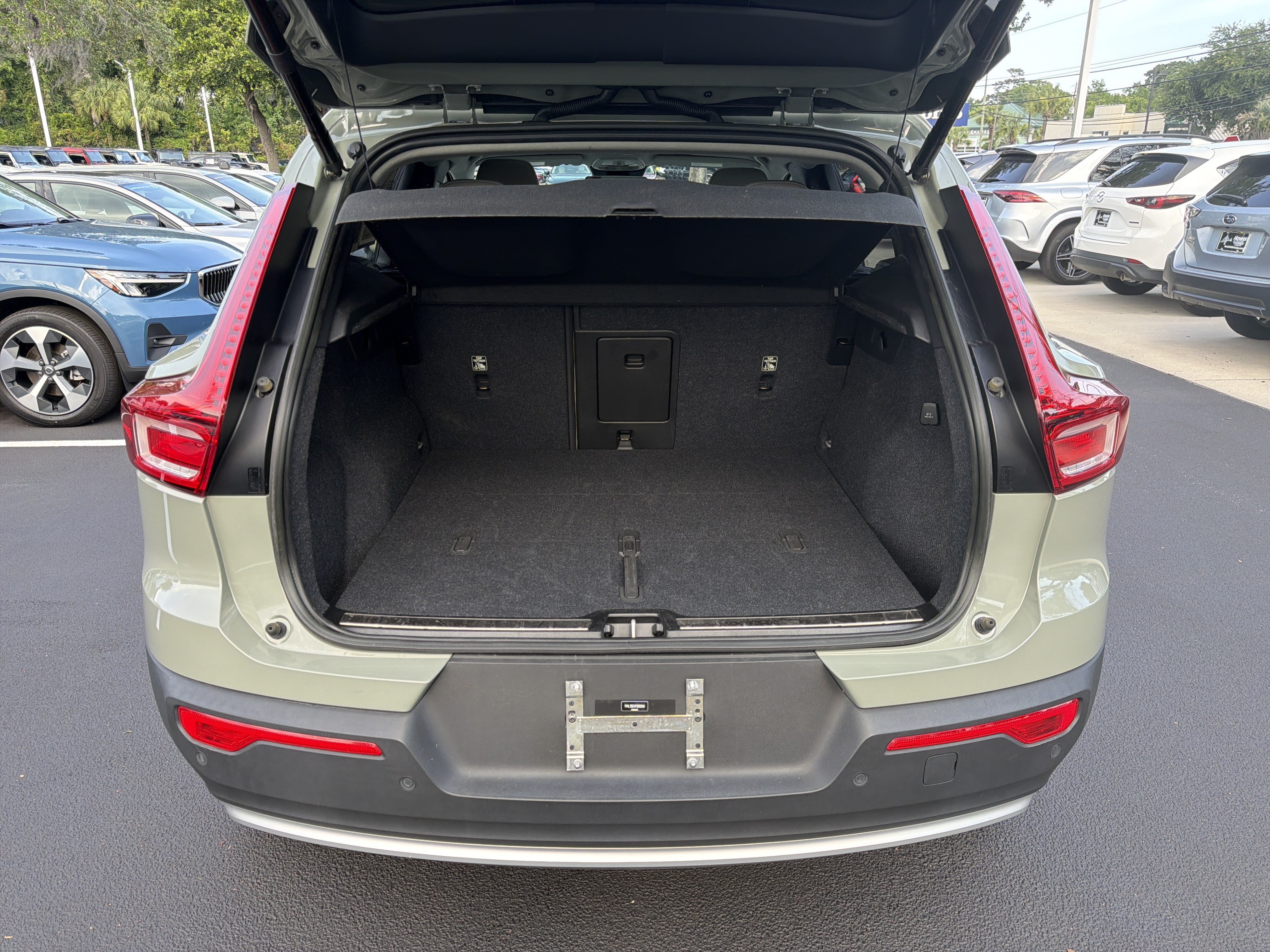 Certified 2023 Volvo XC40 B5 Plus AWD/4WD image 34