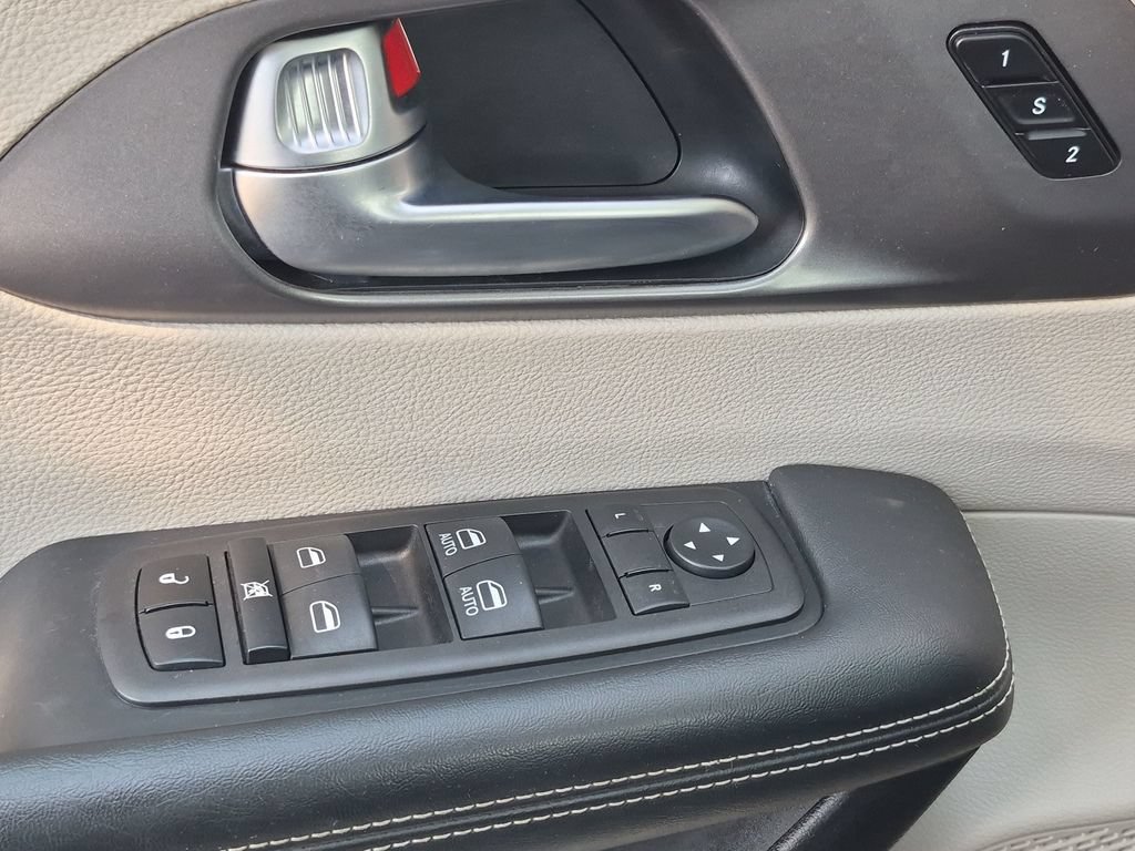 Used 2023 Chrysler Pacifica Touring-L FWD image 17