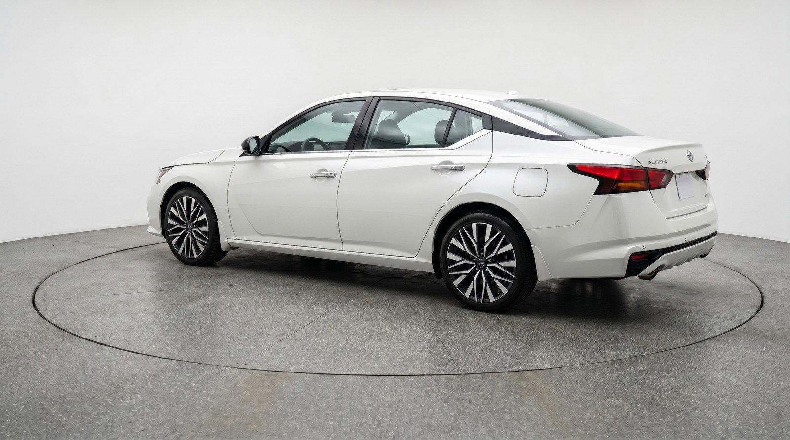Used 2025 Nissan Altima 2.5 SV FWD image 6