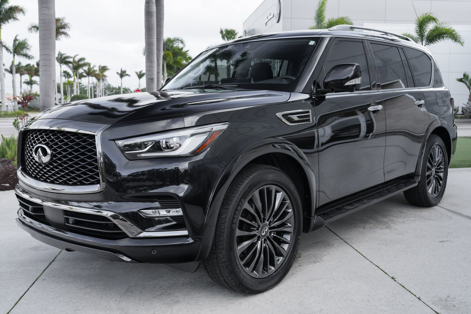Certified 2024 INFINITI QX80 Premium Select w/ Cargo Package image 6