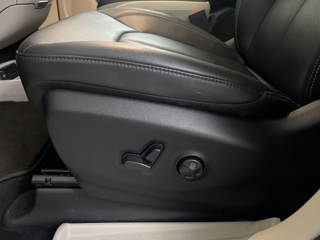 Used 2024 Chrysler Pacifica Touring-L image 52