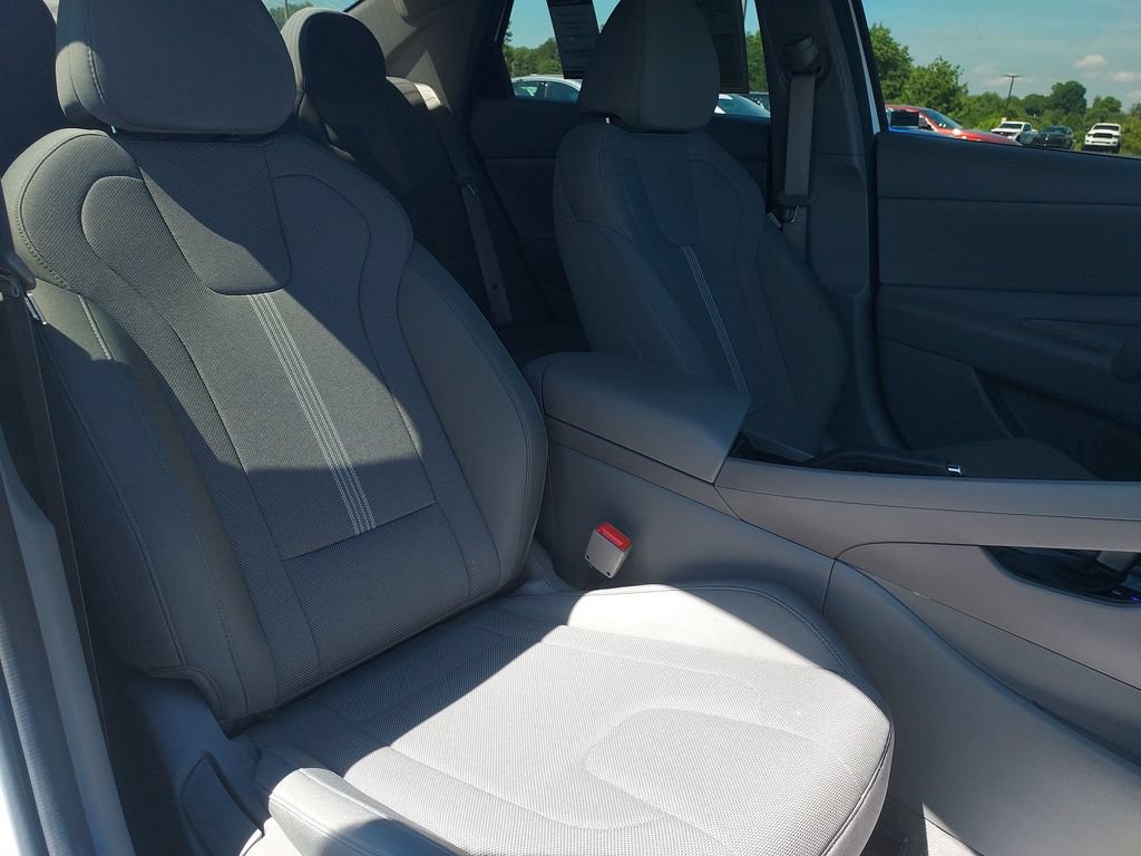 Used 2025 Hyundai Elantra SE FWD image 29