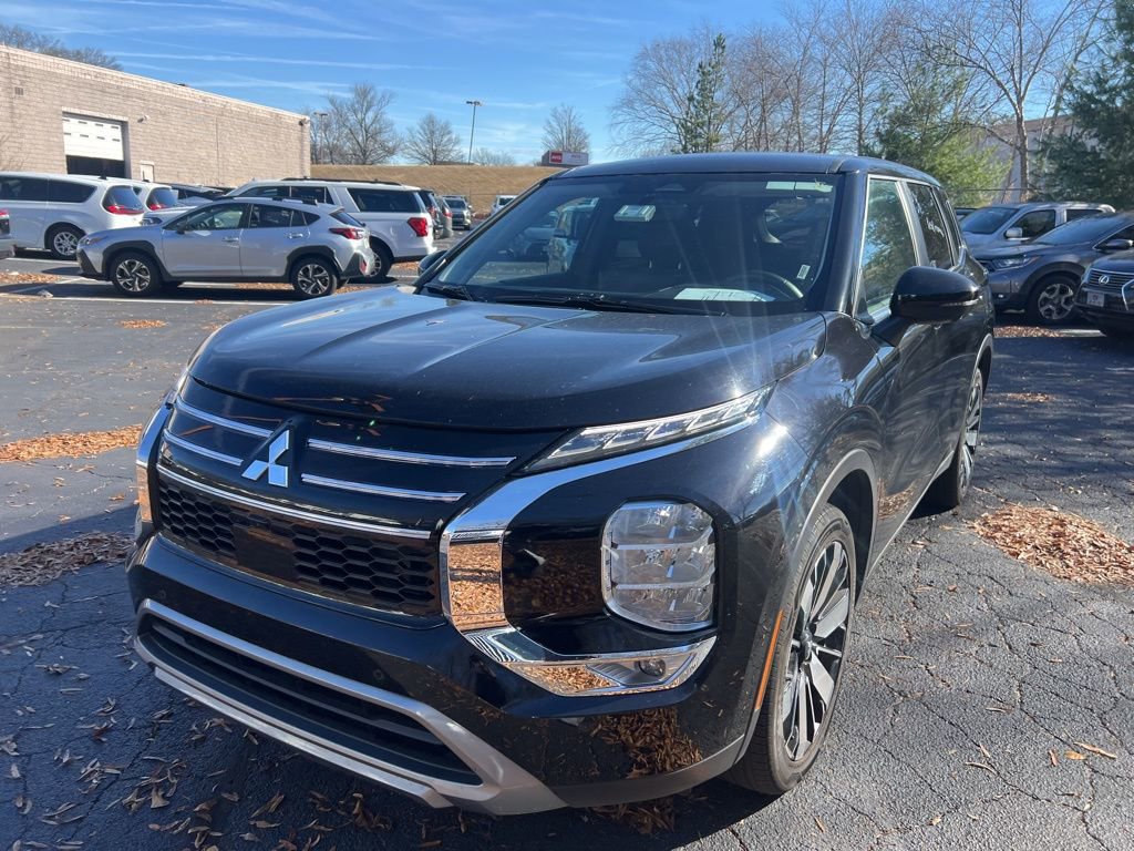 Used 2025 Mitsubishi Outlander SE image 1