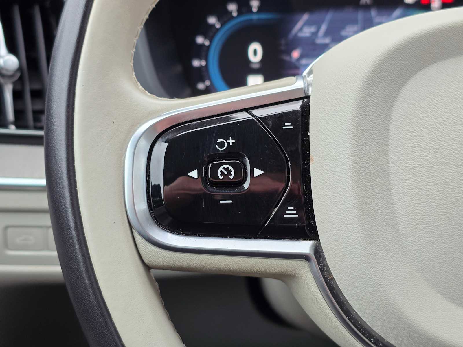 Certified 2024 Volvo XC60 T8 Plus w/ Protection Package Premier image 29