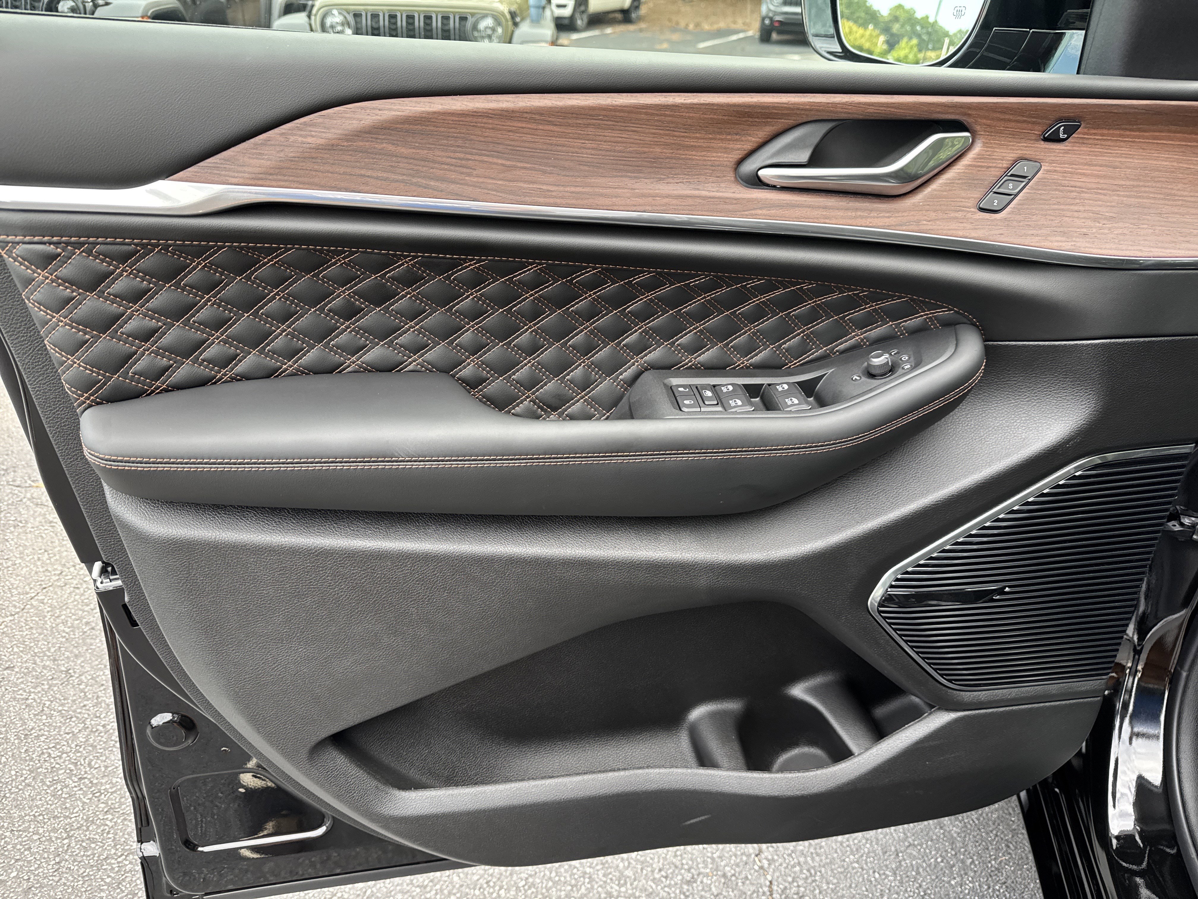 New 2025 Jeep Grand Cherokee L Summit w/ Obsidian Package image 17