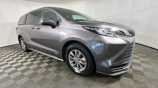 Used 2021 Toyota Sienna LE FWD image 2