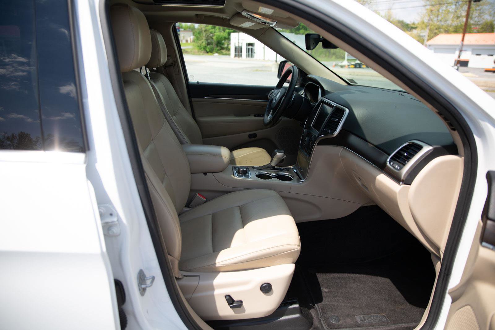 Used 2017 Jeep Grand Cherokee Limited AWD/4WD image 23