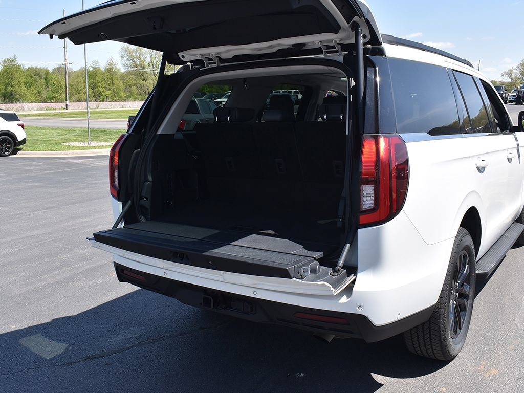 Certified 2025 Ford Expedition Active AWD/4WD image 32