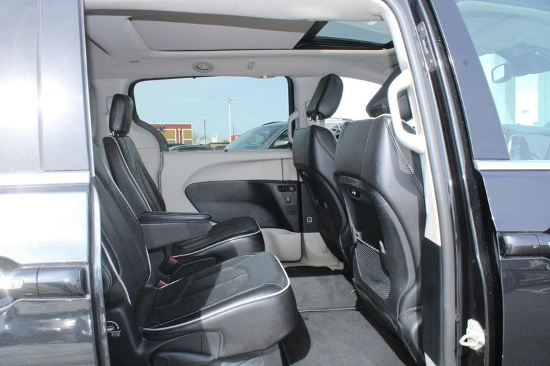 Used 2023 Chrysler Pacifica Limited FWD image 13