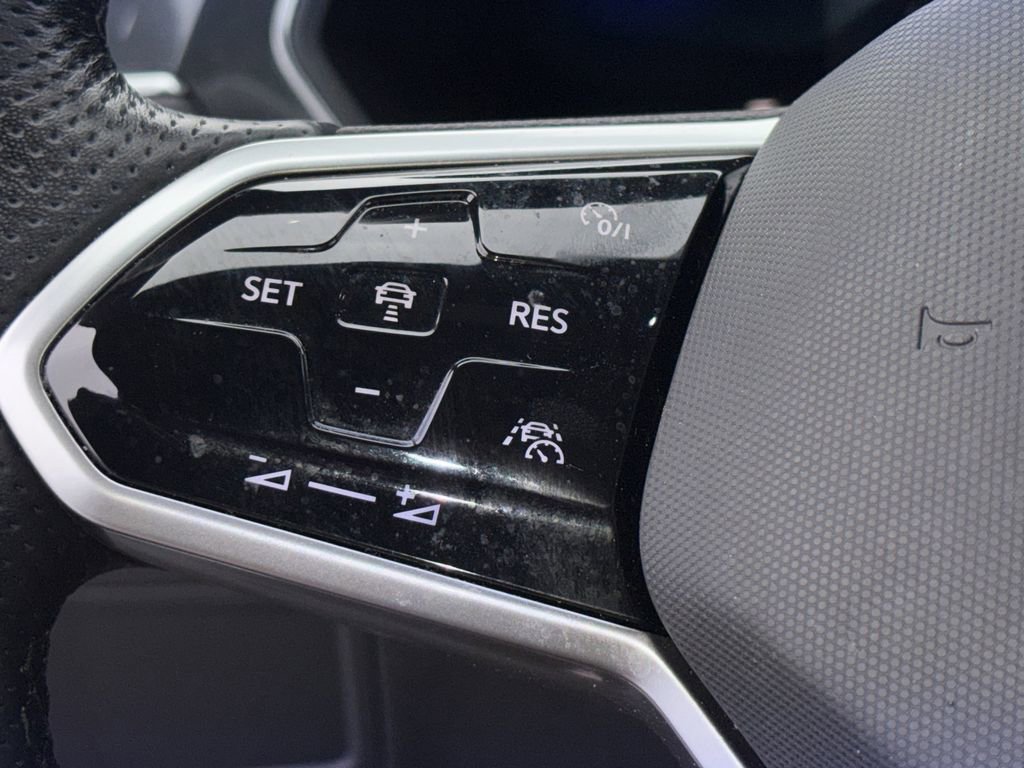 Certified 2022 Volkswagen Tiguan SE R-Line image 15