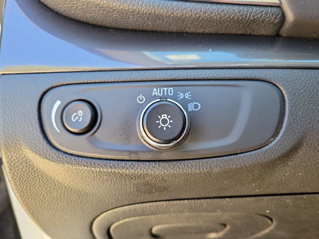 Used 2022 Buick Encore Preferred AWD/4WD image 18