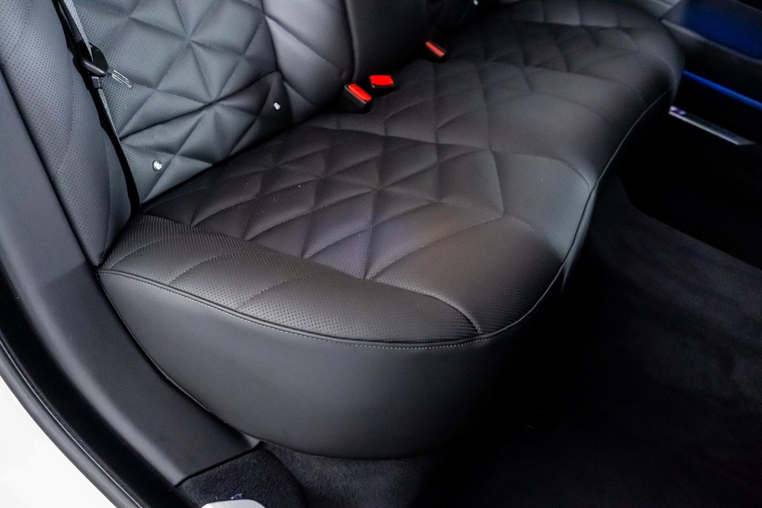 Used 2025 BMW 740i w/ Premium Package RWD image 29